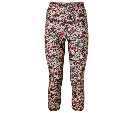Zbliżenie na legginsy w kwiatowy wzór na białym tle.