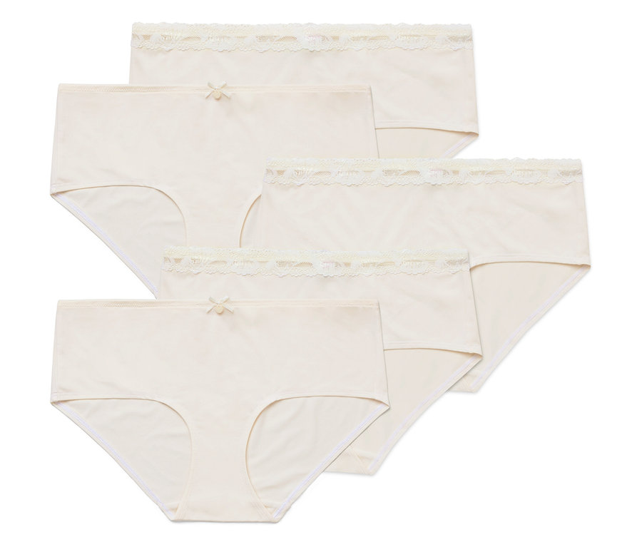 Pięć jasnobeżowych damskich majtek leży jedna na drugiej.