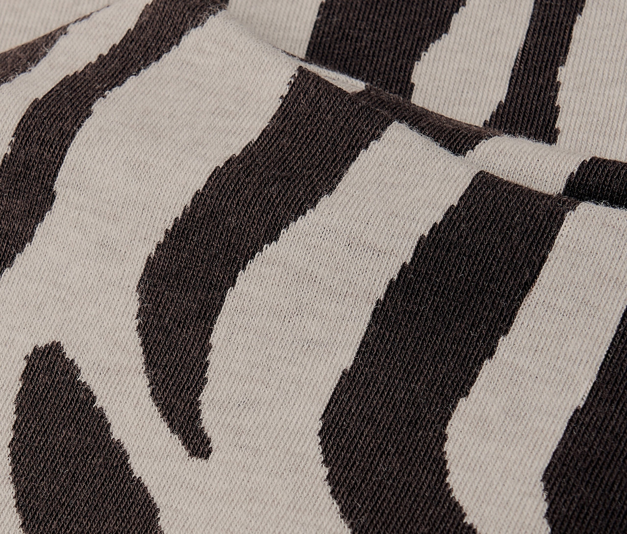 Zbliżenie na koszulkę żakardową Street One w zebrę.