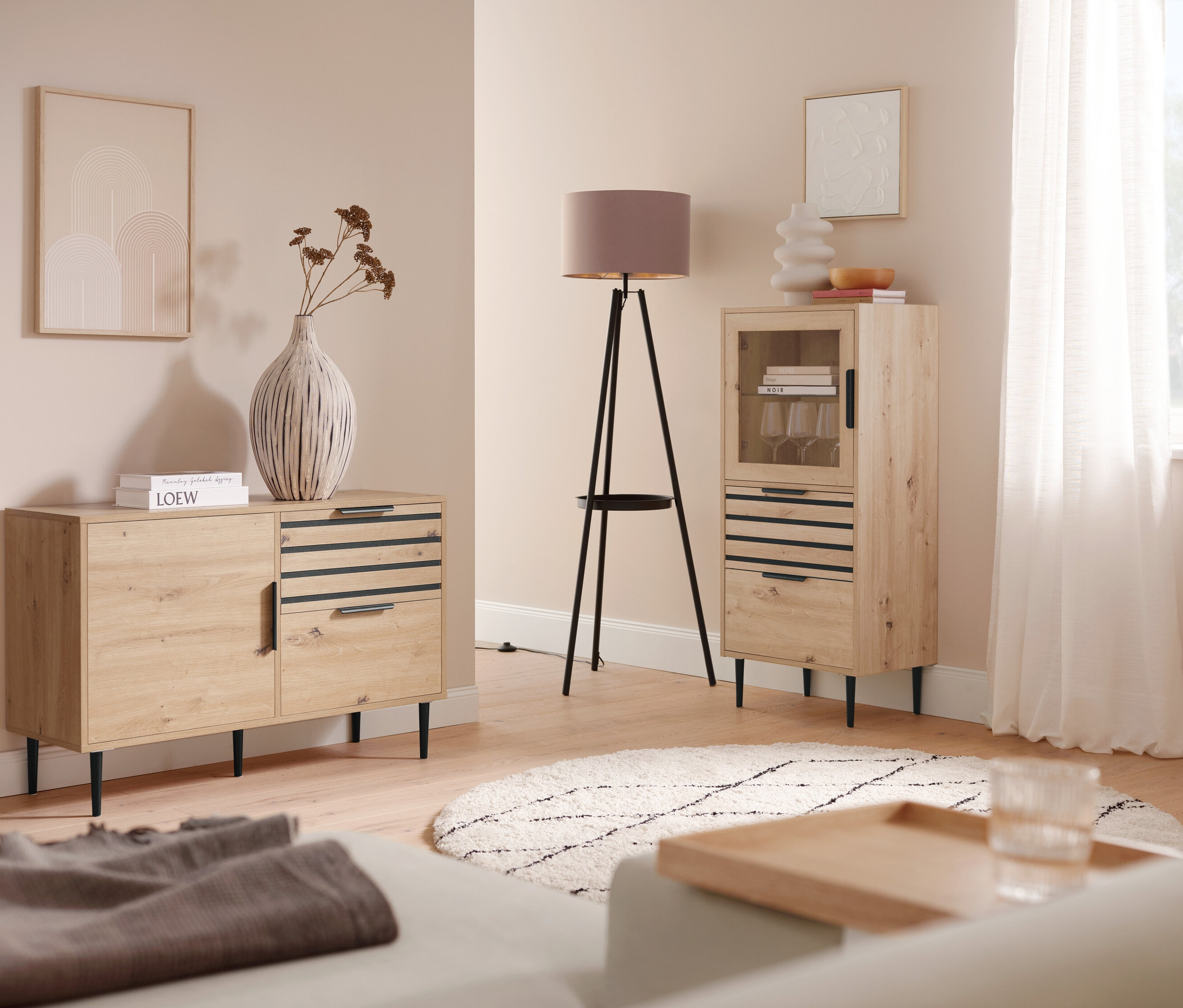 Aranżacja wnętrza z lampą podłogową Trio »Colette«, kremowym leżakiem DOMO z prawym oparciem i dywanem Indoorteppich »NOMAD Rhombus Line« (średnica ok. 160 cm).