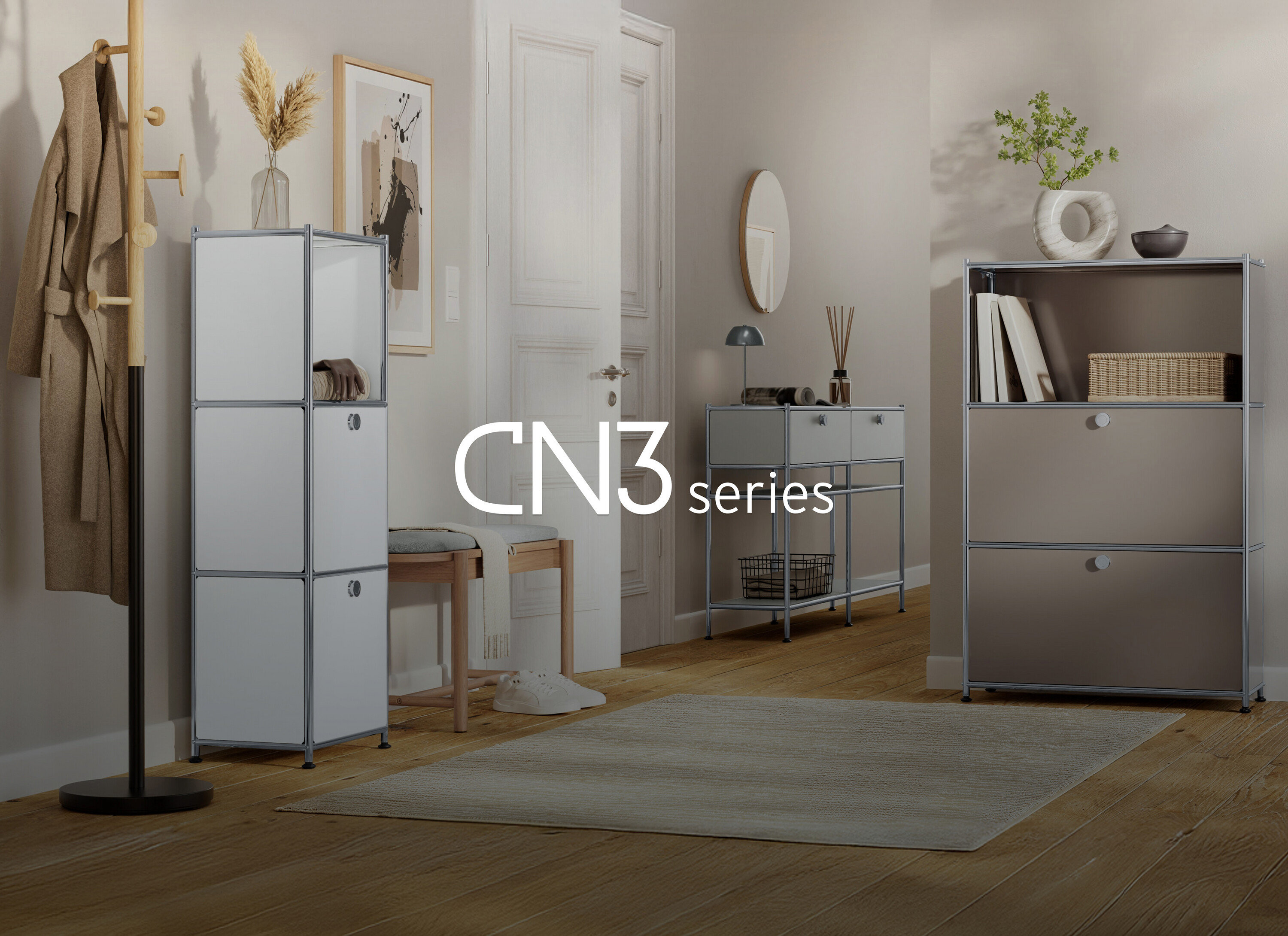 Aranżacja wnętrza z białym i szarym systemem półek, wieszakiem na ubrania, komodą, stołkiem i elementami dekoracyjnymi.