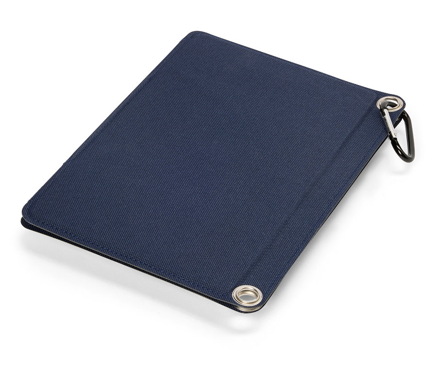 Granatowe etui na tablet z karabińczykiem na białym tle.