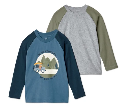 Dwa T-shirty z długim rękawem leżą jeden na drugim. Z przodu niebieska koszulka z motywem samochodu, z tyłu szara z zielonymi rękawami.