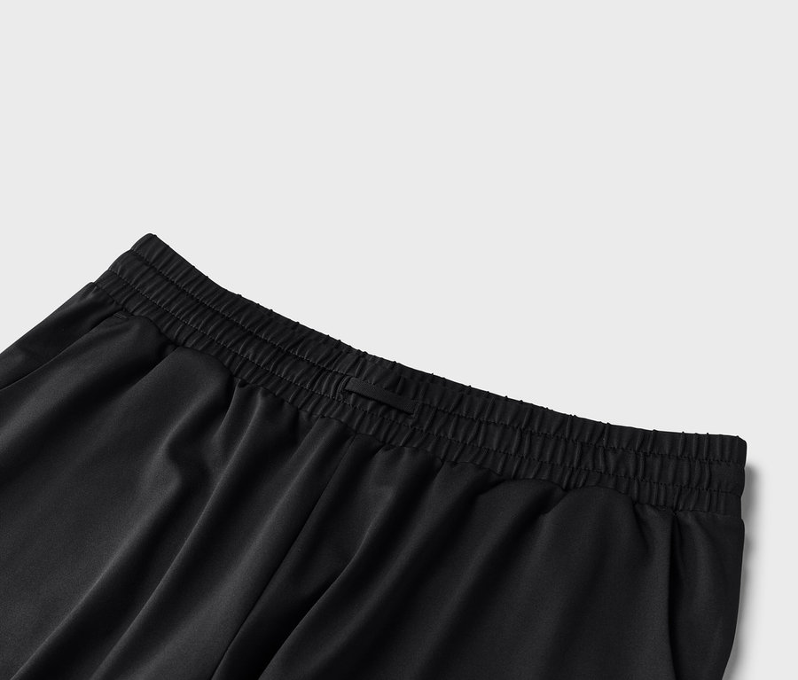 Szczegółowy widok czarnych spodni z elastycznym pasem.