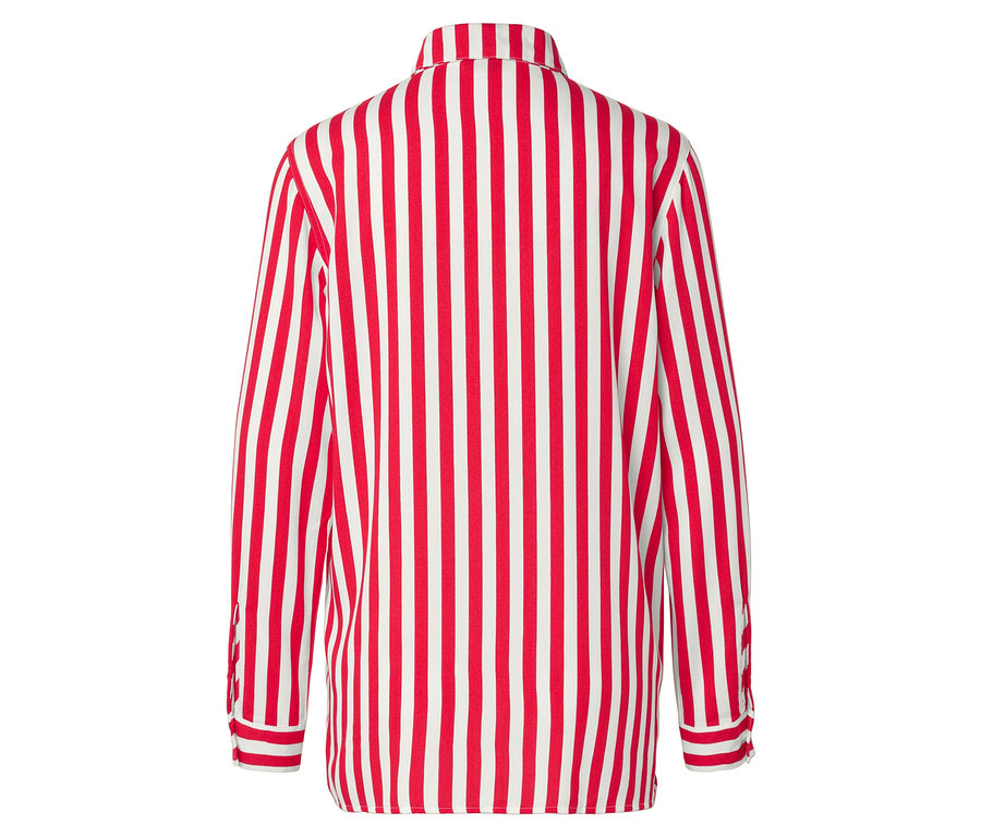 Widok z tyłu koszuli z długimi rękawami w czerwono-białe paski.