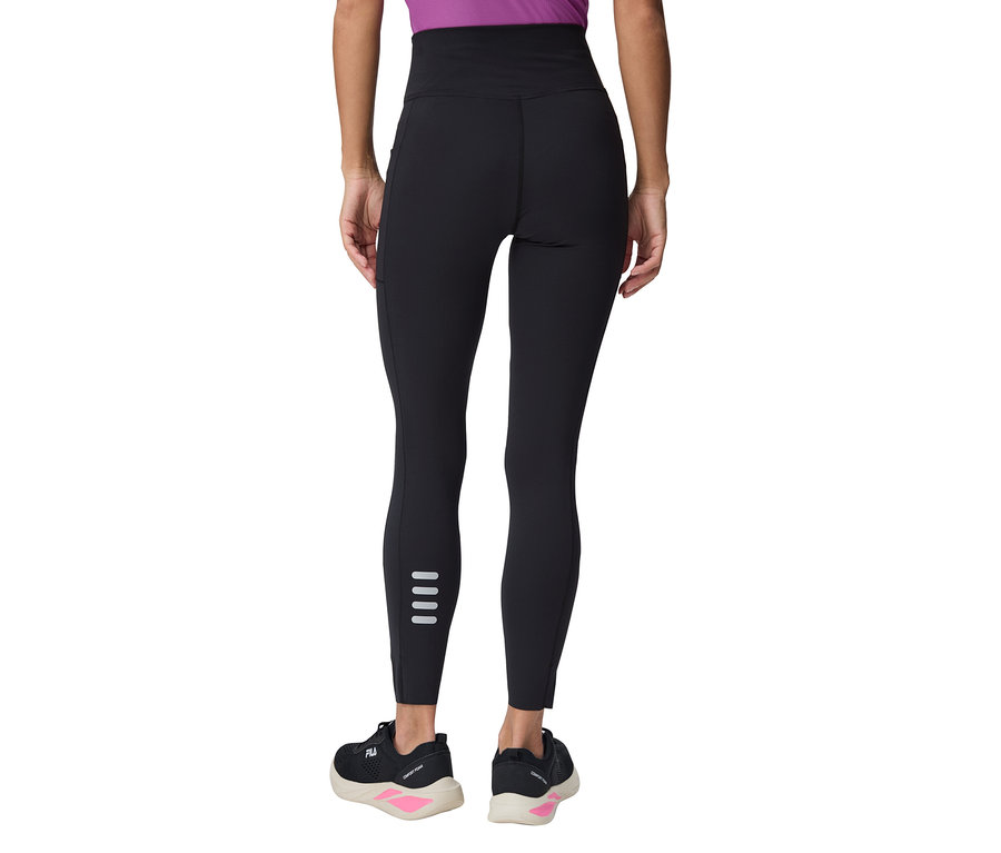 Zbliżenie kobiety od tyłu w czarnych legginsach z odblaskowymi paskami i czarnych butach do biegania.