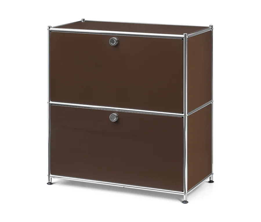 Brązowa metalowa szafka typu sideboard „CN3” z chromowaną ramą i dwoma klapami, każda ze srebrnym uchwytem.