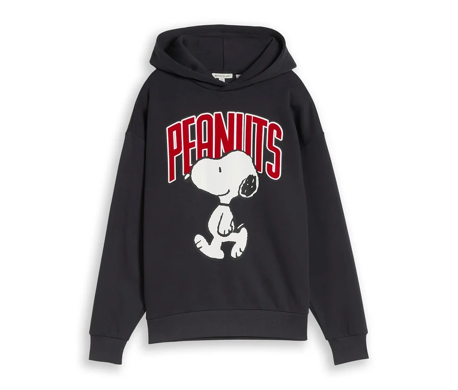 Granatowa bluza z kapturem z dużym nadrukiem na przodzie, przedstawiającym czerwono-biały napis „PEANUTS” nad białą ilustracją Snoopy'ego.