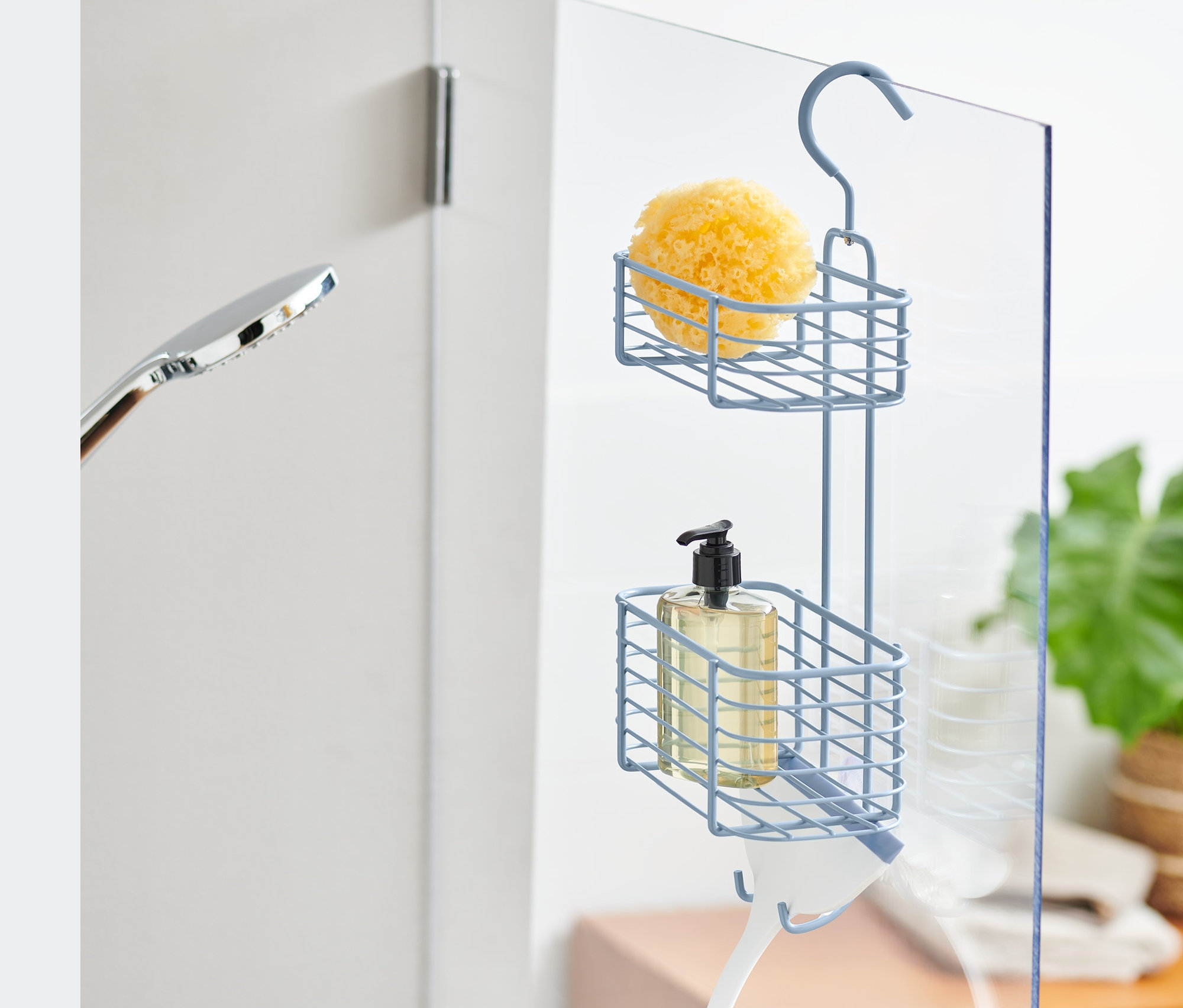 Niebieski regał prysznicowy do powieszenia z gąbką i butelką mydła.