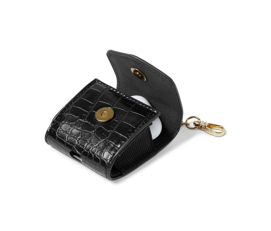 Czarne etui na słuchawki ze wzorem krokodylej skóry i złotym karabińczykiem.