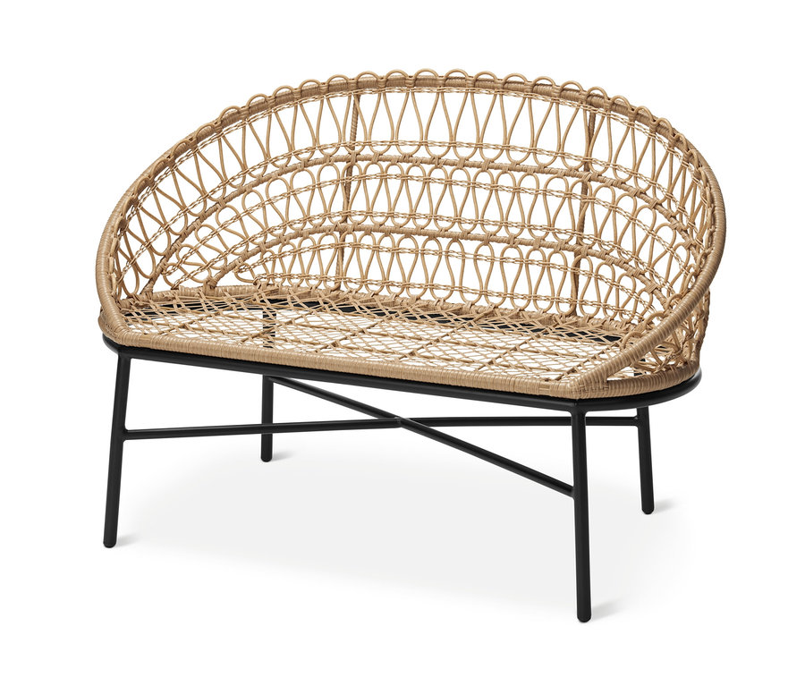 Stylowa ławka ogrodowa z plecionką polirattanową na białym tle.