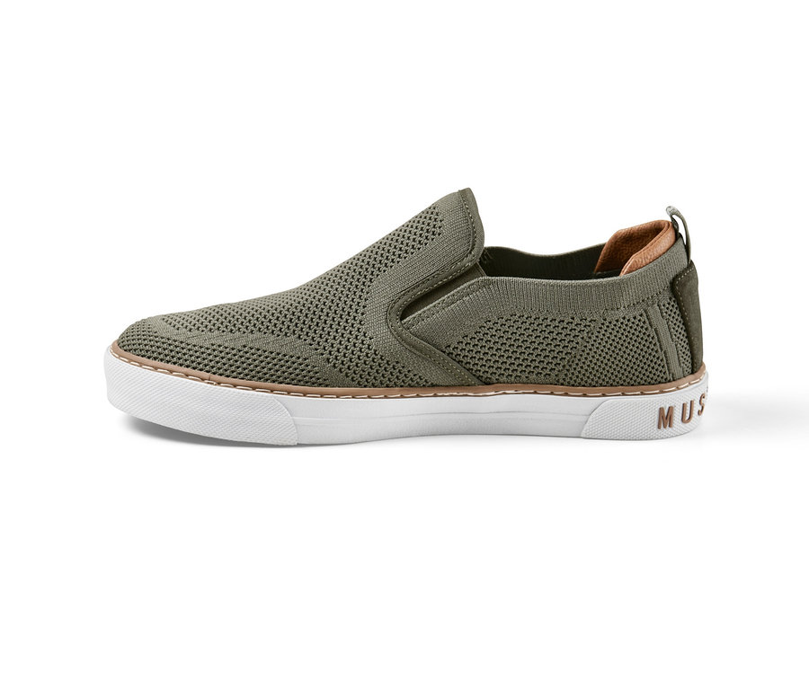 Wsuwane buty Mustang w kolorze khaki z białą podeszwą.