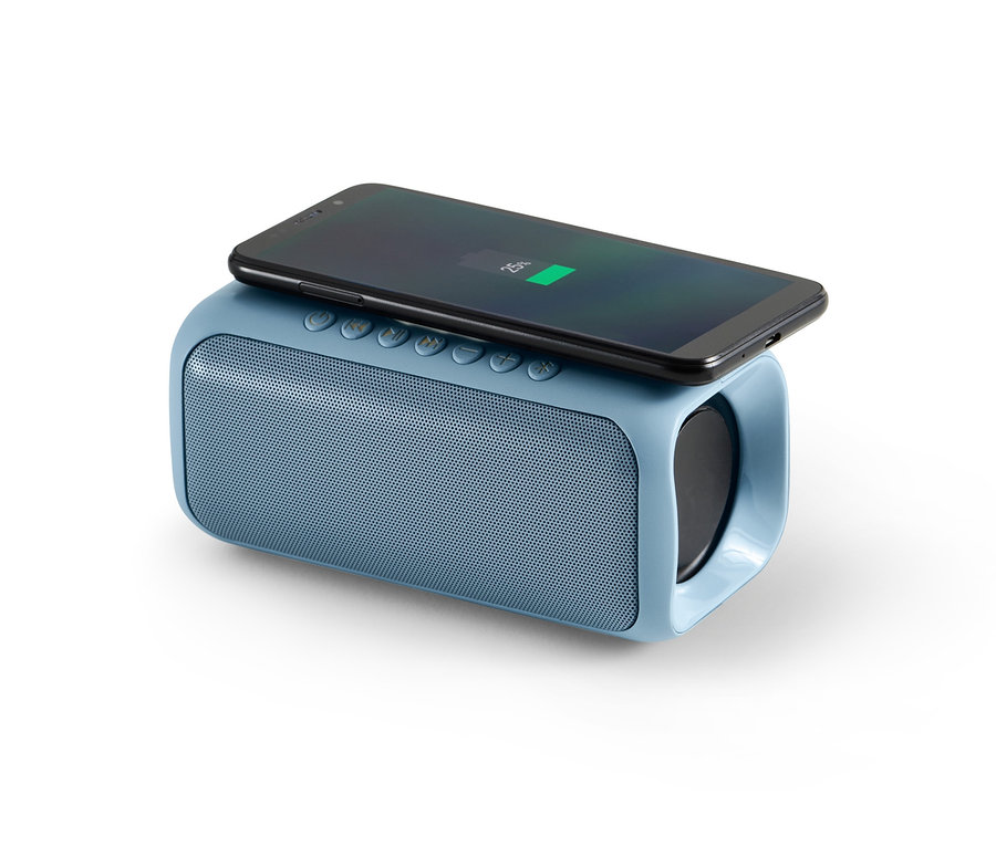 Niebieski głośnik z funkcją ładowania Qi z telefonem na górze.