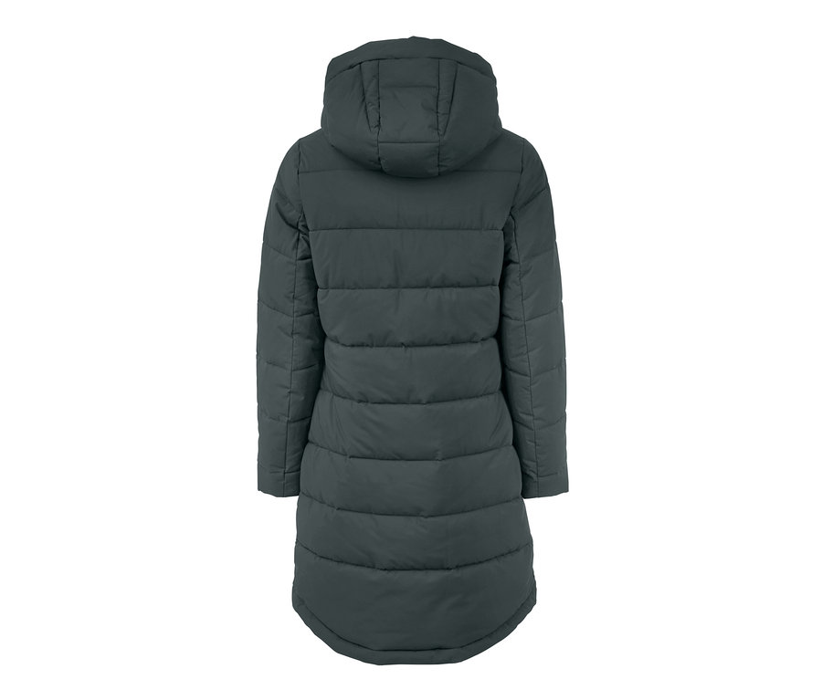 Widok z tyłu na ciemnozielony płaszcz pikowany.