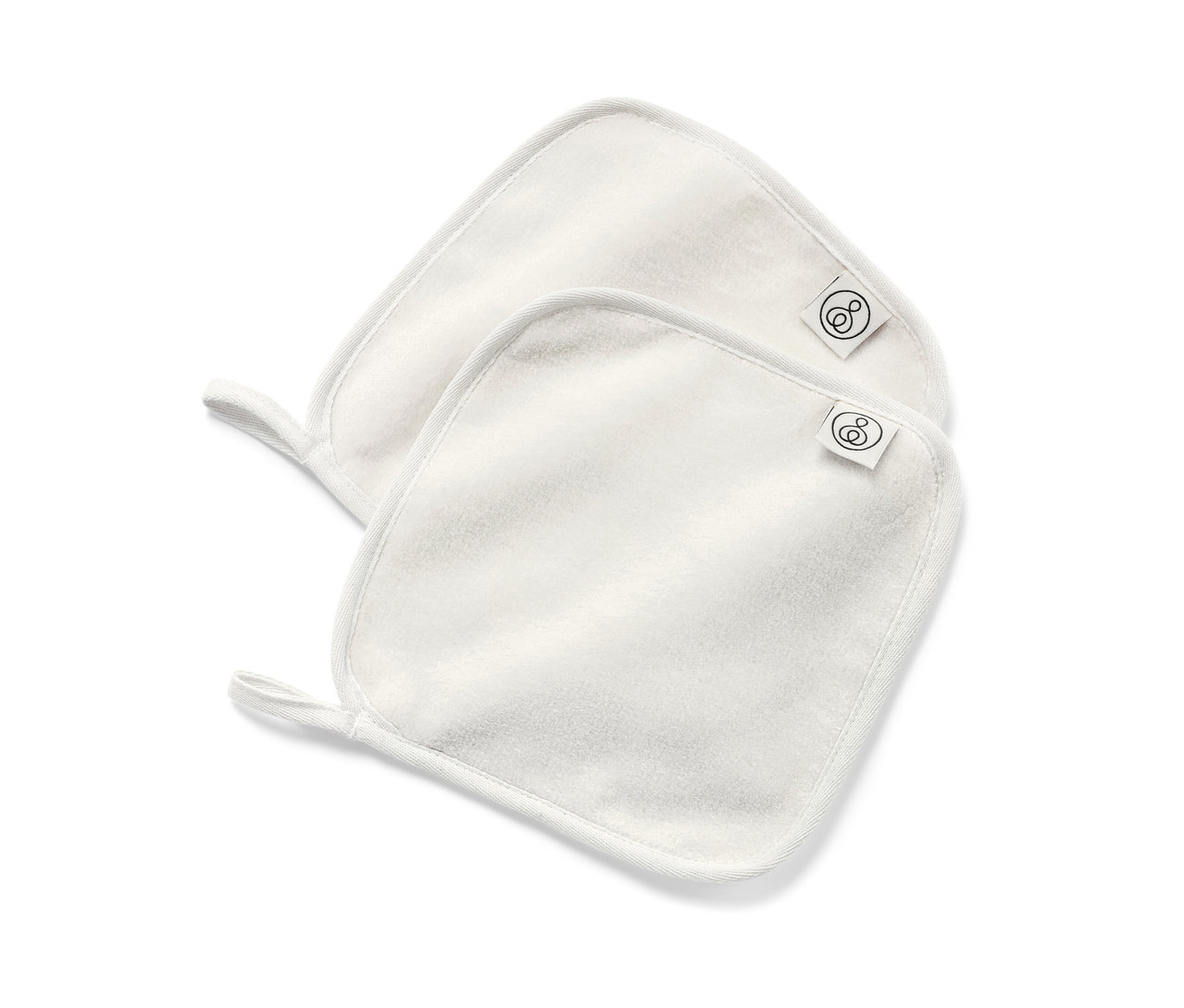 Dwie białe ściereczki kosmetyczne, 2 pary, leżą na sobie.