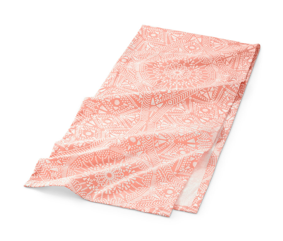 Brzoskwiniowy bieżnik ze wzorem mandali.