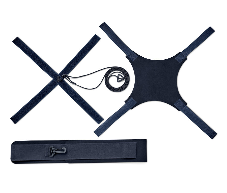 Trenażer do doskonalenia gry w piłkę nożną z czarną gumą, paskami i futerałem.