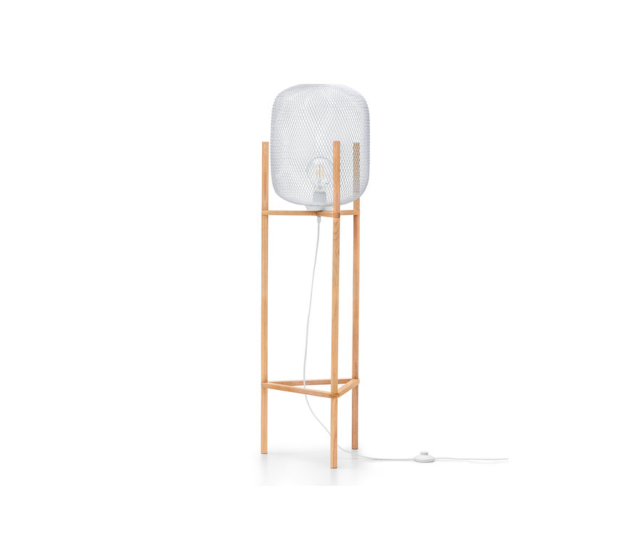 Lampa stojąca "Trójnóg" z białym, plecionym abażurem i drewnianą konstrukcją.