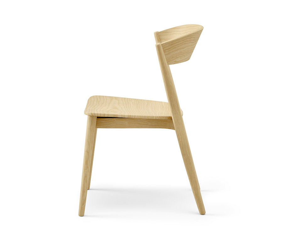 Boczny widok na krzesło drewniane.