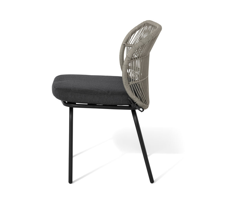 Boczny widok krzesła z plecionką tekstylną, które ma szare siedzisko i szare oparcie z plecionki tekstylnej.