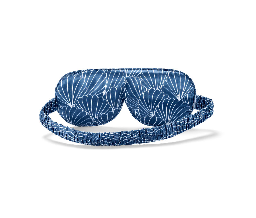 Niebieska jedwabna maska do spania z białym kwiatowym wzorem.