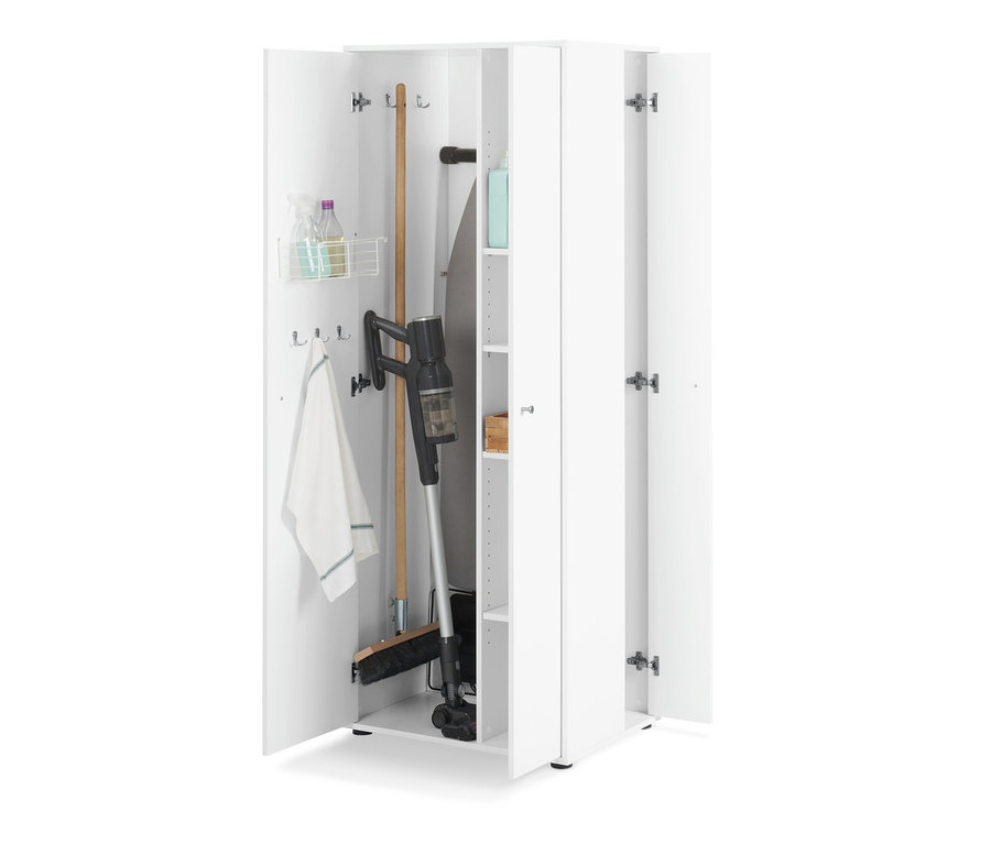 Wewnątrz otwartej uniwersalnej szafy z bocznym schowkiem znajduje się odkurzacz, mop, deska do prasowania i środki czyszczące.