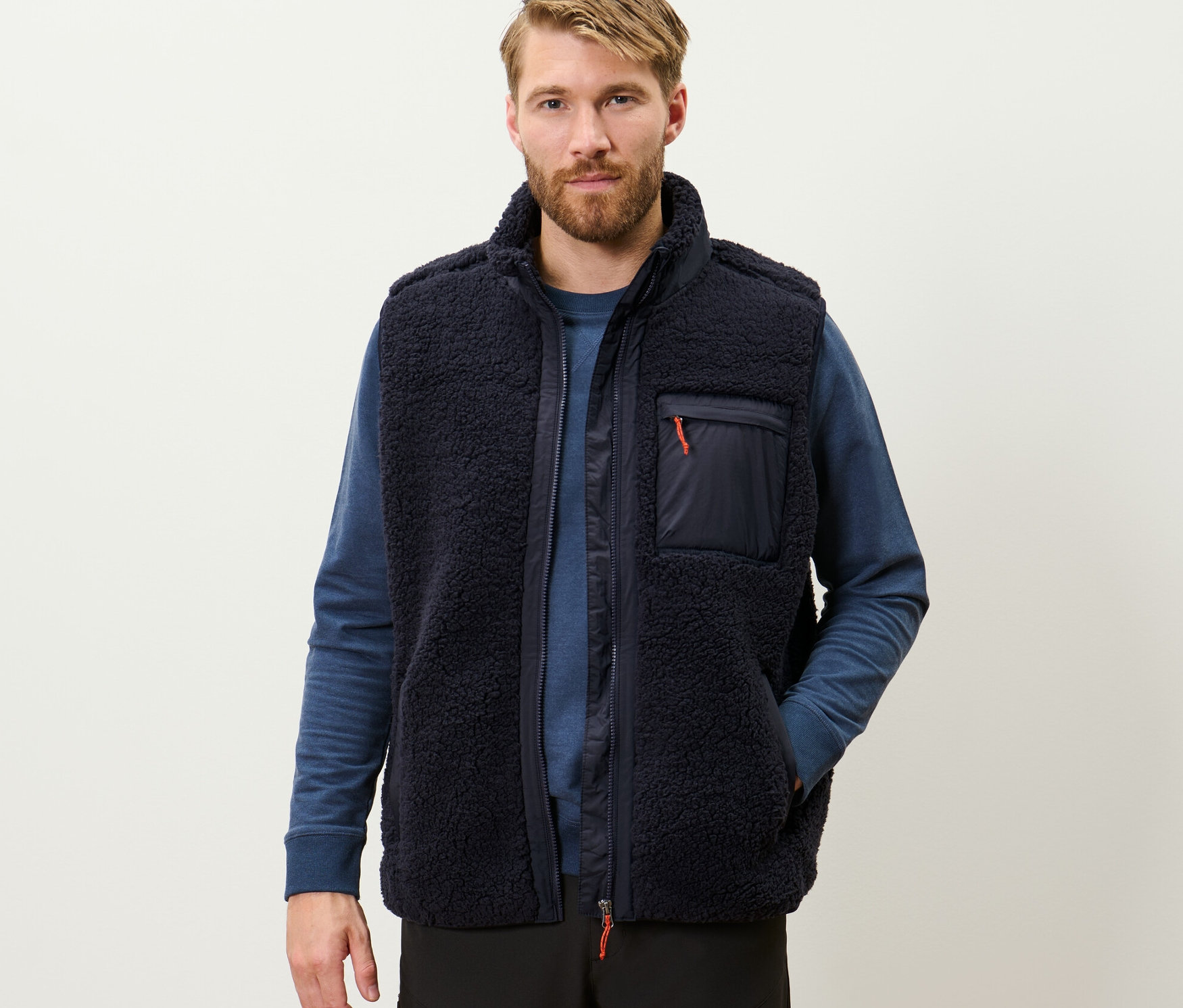 Mężczyzna ma na sobie kamizelkę z pluszu.