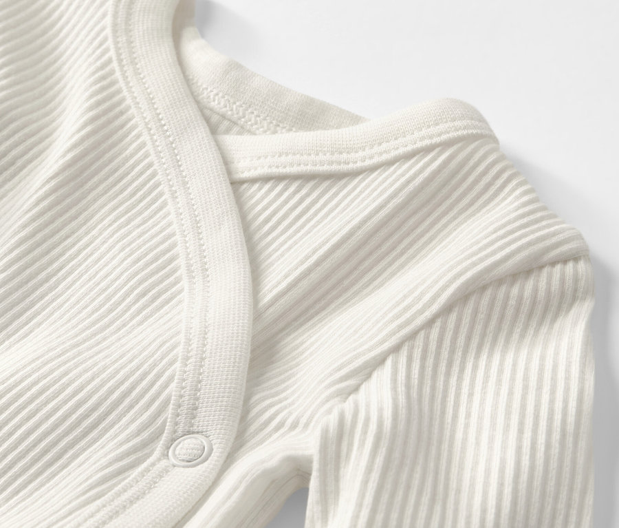 Zbliżenie na białe body z długim rękawem.