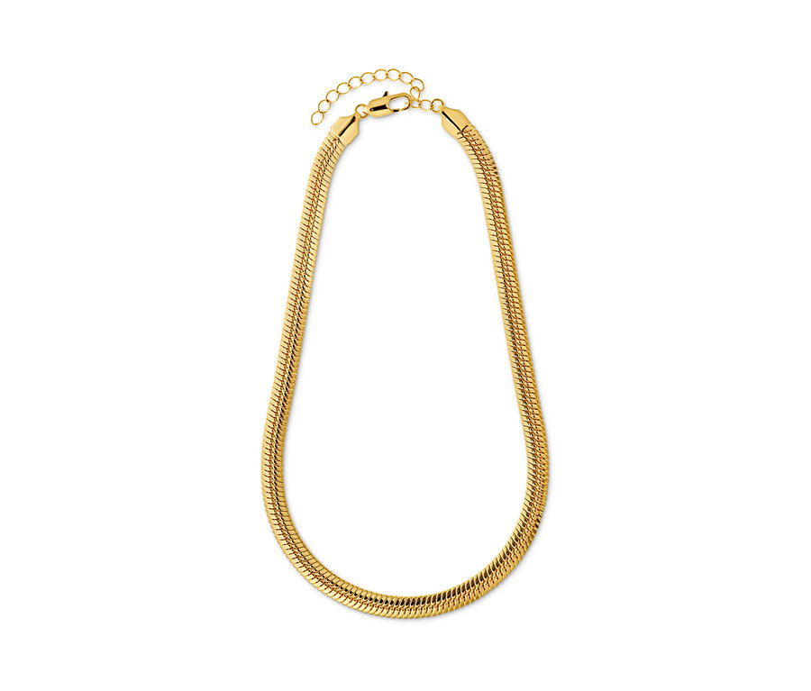 Złoty naszyjnik Płaski wąż na białym tle.
