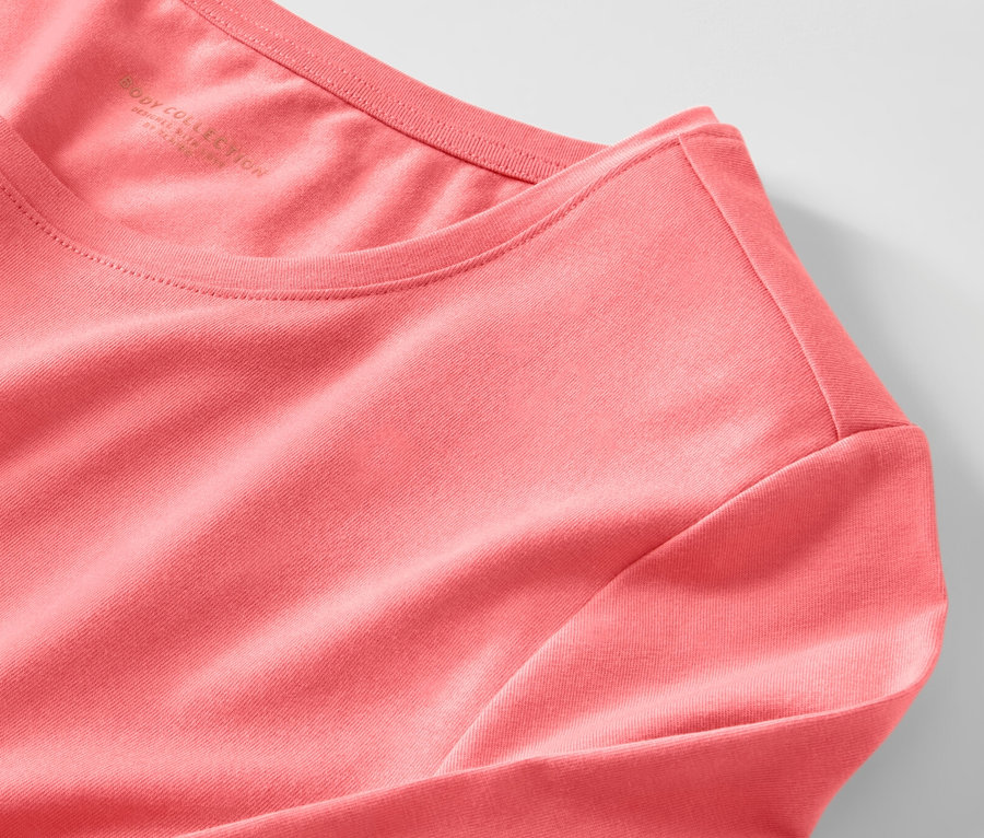 Zbliżenie na różową piżamę.