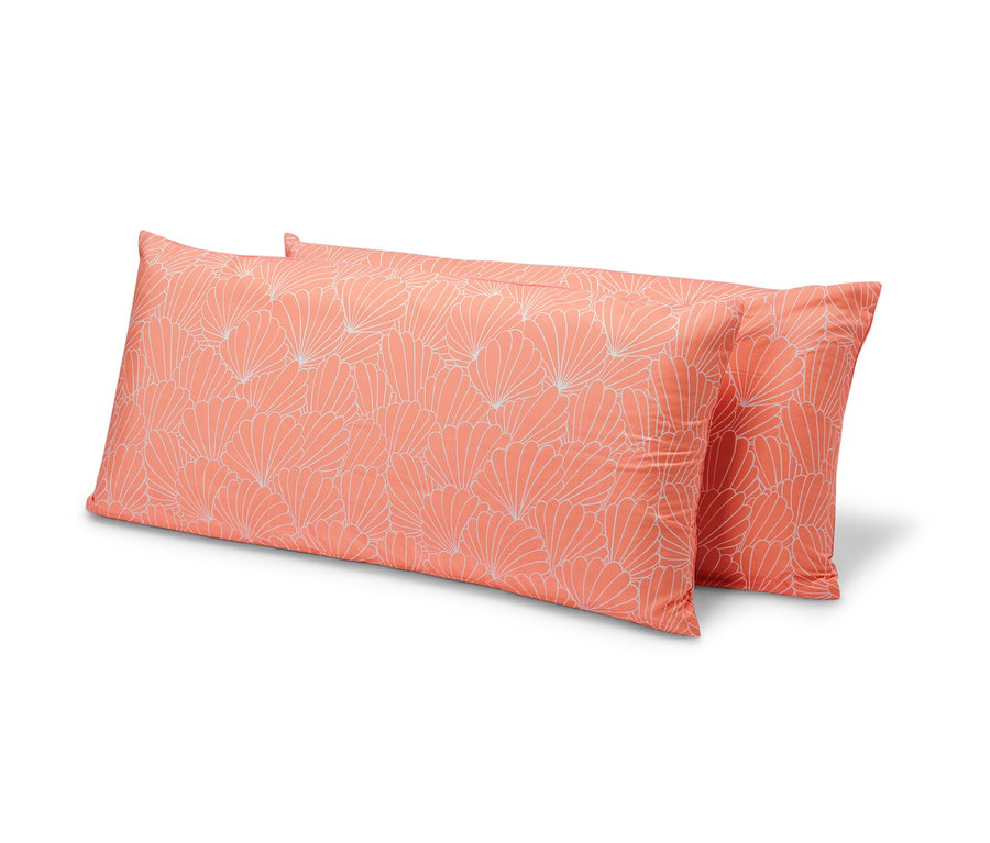 Dwie koralowe poszewki na poduszki z mikrowłókna we wzory kwiatowe, każda o wymiarach ok. 80 x 40 cm.