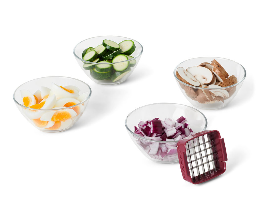 Cztery szklane miski z pokrojonymi warzywami i krajalnica Nicer Dicer Quick.