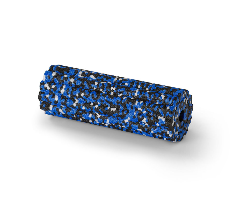Zbliżenie na mini wałek do masażu powięzi w kolorze niebieskim, czarnym i białym.