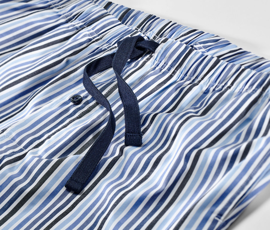 Zbliżenie na piżamę z krótkimi spodenkami w niebiesko-białe paski ze sznurkiem.