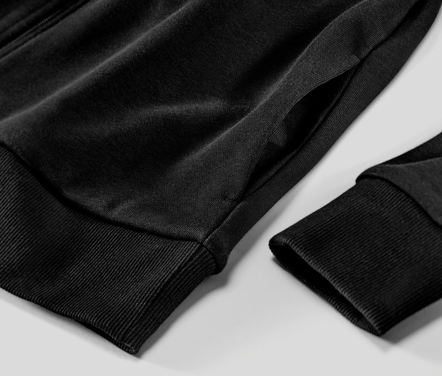 Szczegół czarnej rozpinanej bluzy dresowej.
