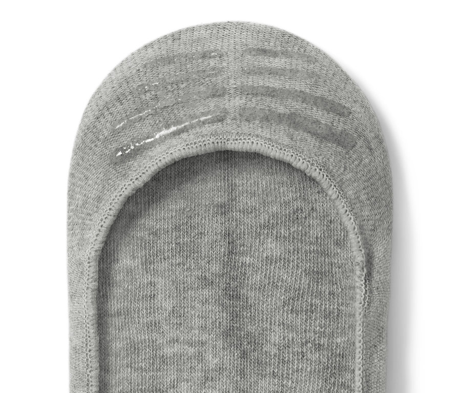 Zbliżenie na szarą skarpetę stopkę.