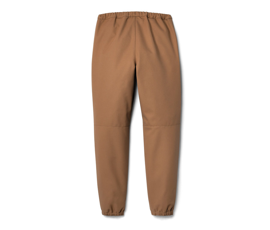 Brązowe dziecięce spodnie softshell na białym tle.