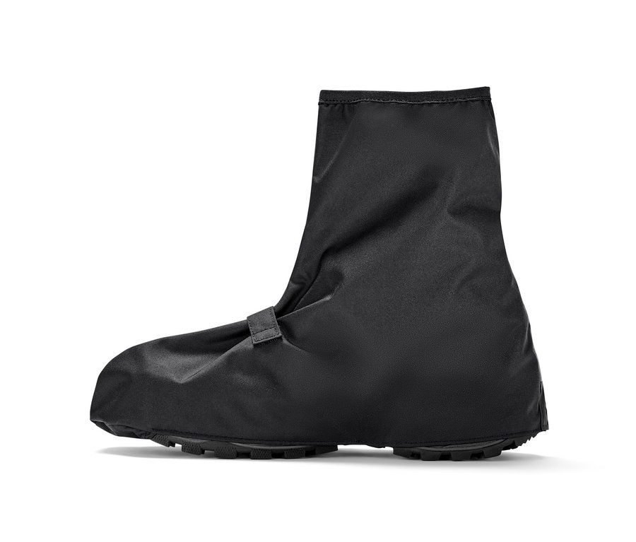 Czarne przeciwdeszczowe ochraniacze na buty.