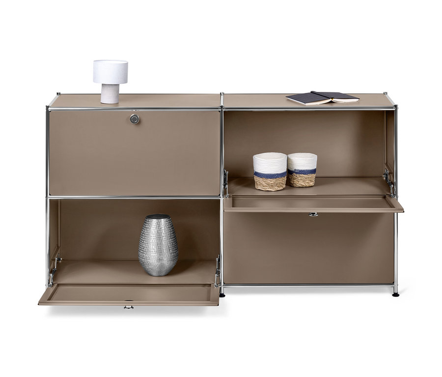 Metalowa szafka typu sideboard „CN3” z 4 klapami, na górze lampa i notatnik, w środku kosze i wazon.