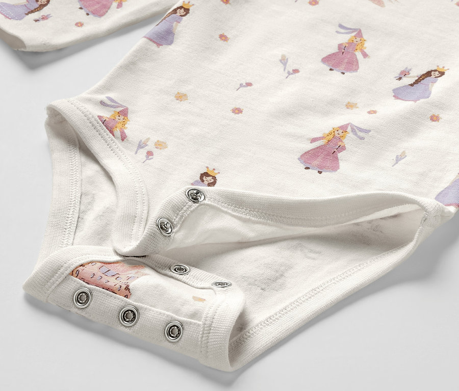 Zbliżenie na body niemowlęce rosnące z dzieckiem z motywem księżniczek.