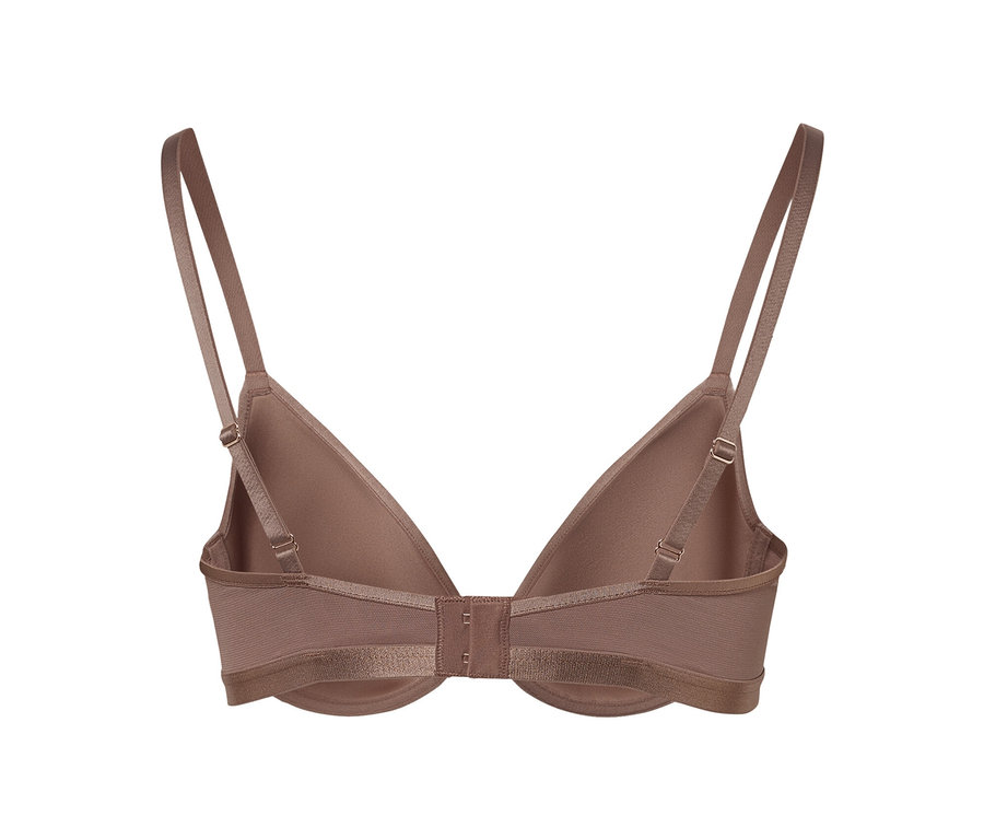 Widok z tyłu bezowego biustonosza typu spacer z regulowanymi ramiączkami i zapięciem na haftki.