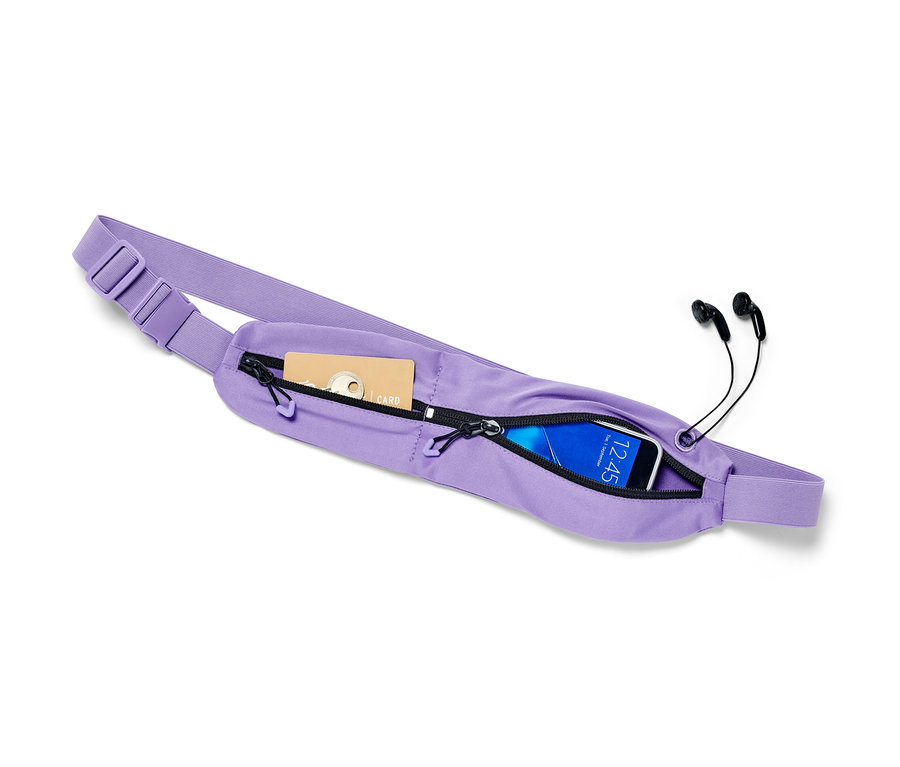 Liliowy pas sportowy z kartą, telefonem i słuchawkami.
