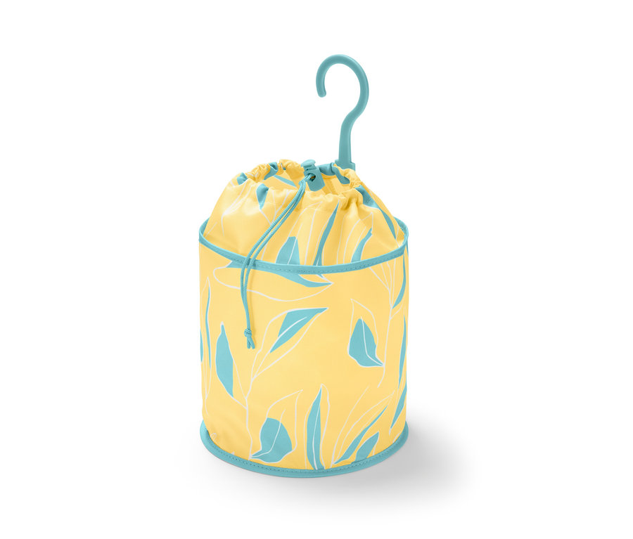 Żółty worek na klamerki do bielizny z niebiesko-białymi liśćmi i niebieskim haczykiem.