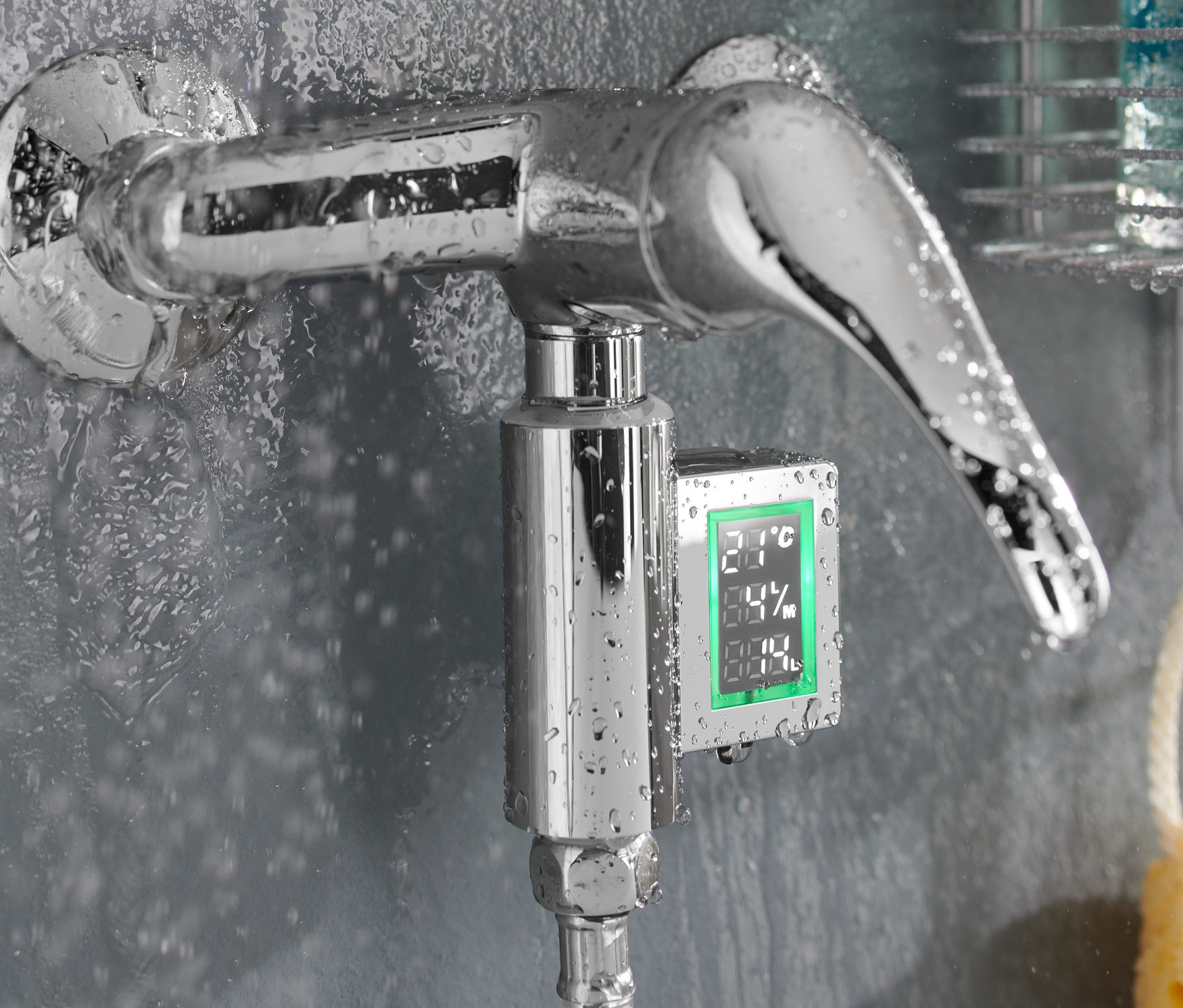 Woda leci z kranu ze wskaźnikiem zużycia wody LED.