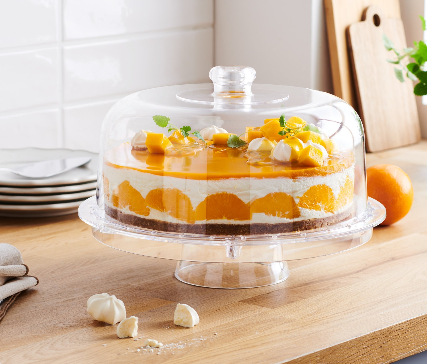 Ciasto udekorowane owocami umieszczone jest na wielofunkcyjnej paterze do ciast z pokrywką.