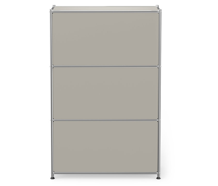 Trzypoziomowa szara szafka z chromowaną ramą na białym tle.