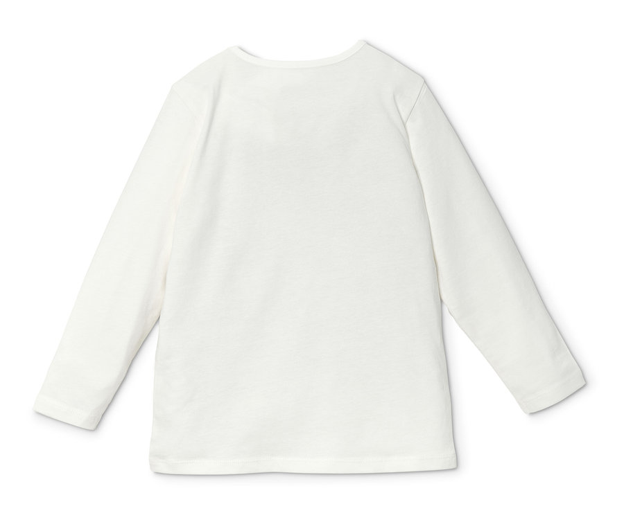 Biała koszulka z długim rękawem leży na białym tle.