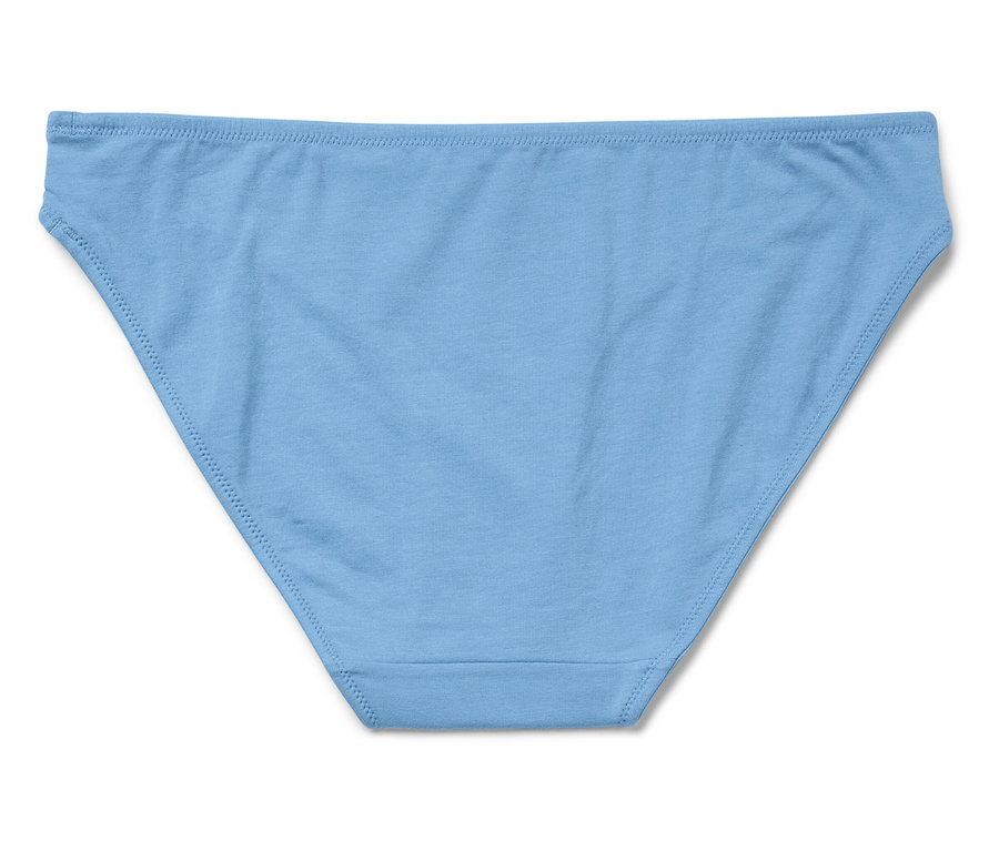 Jasnoniebieskie majtki na białym tle.