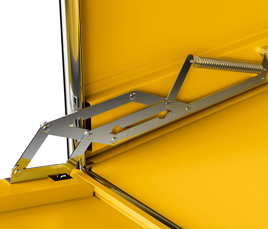 Szczegół otwartej, żółtej metalowej szafki typu sideboard „CN3” z 1 klapą.