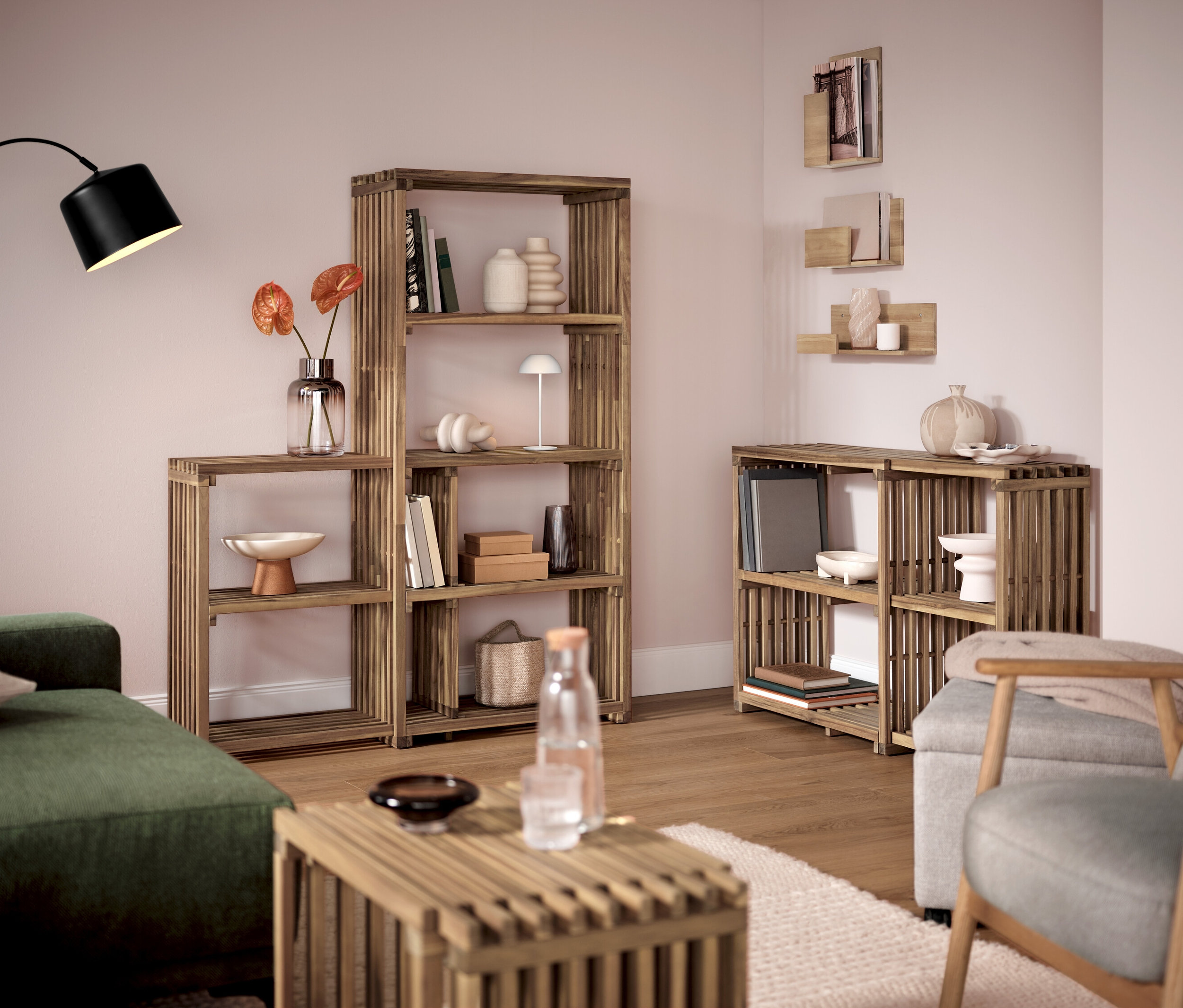 Salon z drewnianymi półkami i fotelem z podłokietnikami i drewnianą ramą.